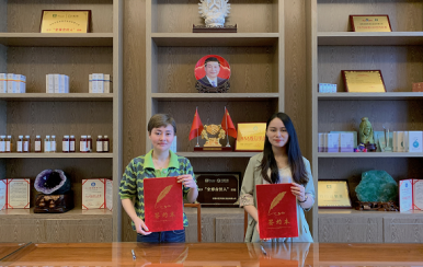 祝賀江西撫州市潘女士成功簽約翌芙萊加盟商！